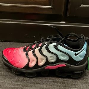 Selling a pair of Nike Vapormax Plus